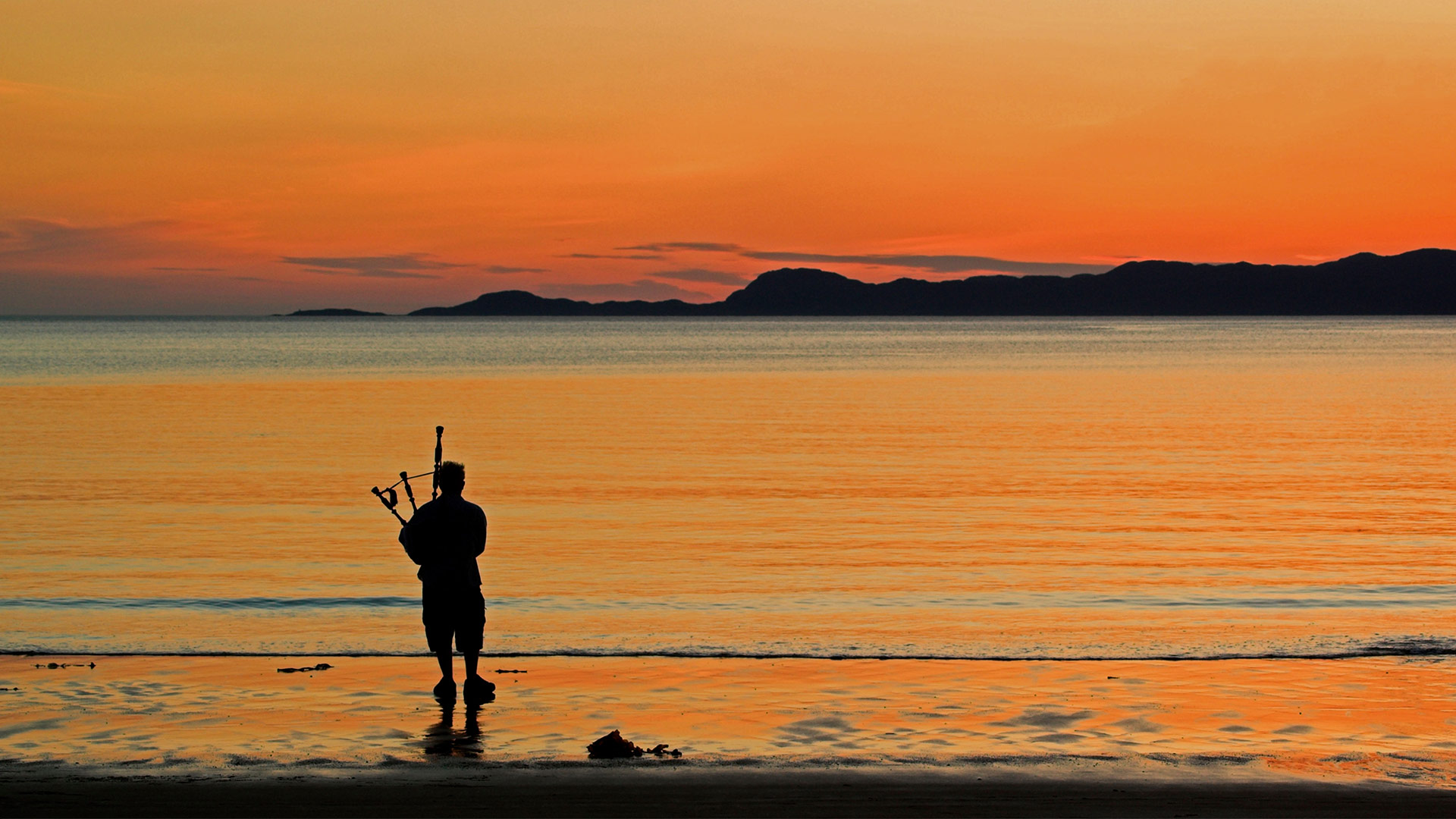 苏格兰，海滩上的风笛手