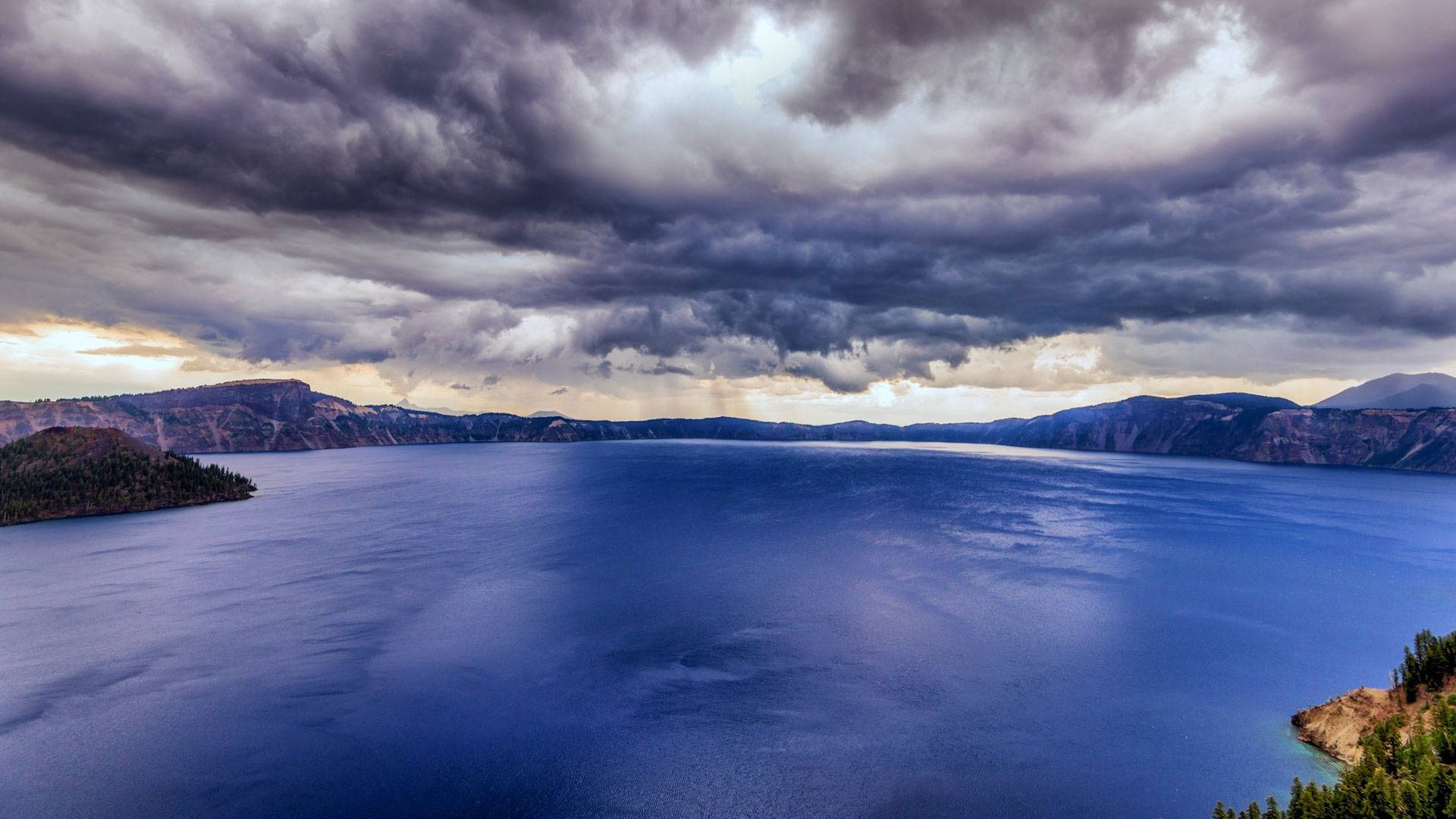 火山口湖国家公园上方的乌云 美国俄勒冈州 笨翁网